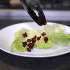 Para armar la ensalada colocar una cama de lechuga en el plato, unos trozos de betabel.