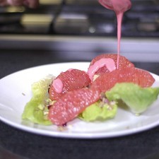 Bañar la ensalada con el aderezo de frambuesa.