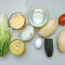Ingredientes para receta 2 piezas de papa blanca 2 latas de atún en aceite 1/2 pieza de cebolla blanca 1/2 taza de queso cheddar rallado Help pimienta negra molida al gusto 1 pieza de huevo sal al gusto harina de trigo al gusto aceite vegetal comestible al gusto Ingredientes para acompañar 1 pieza de lechuga orejona 1/2 pieza de pepino 1 pieza de jitomate guaje S 15759 1475611249