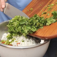 Mezclar todos los ingredientes en un tazón y aderezar con vinagre, aceite y sal.