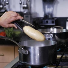 Poner a cocer las papas en una olla honda con suficiente agua durante 25 minutos o hasta que estén cocidas. Dejar enfriar y pelar. S 15760 1475611248