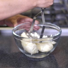 Colocar las papas cocidas y peladas en un tazón y machacar con la ayuda del machacador de frijoles hasta obtener un puré. S 15762 1475611242