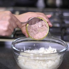 Agregar al tazón del puré de papa, el atún previamente escurrido. S 15763 1475611217