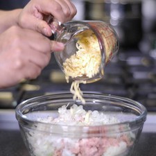 Añadir la cebolla picada, queso cheddar, pimienta y sal. Revolver bien para integrar todos los ingredientes. S 15764 1475611216