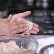 Tomar un poco de la mezcla de atún con las manos y formar una tortita. S 15765 1475611215