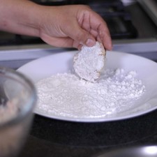 Pasar cada tortita por la harina y después por la mezcla de huevo. S 15767 1475611215
