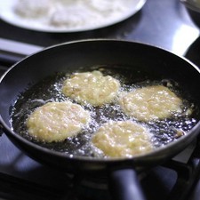 Calentar el aceite en un sartén y cuando este caliente sofreír las tortitas unos minutos de cada lado o hasta que se vean doradas pero no quemadas. S 15768 1475611214