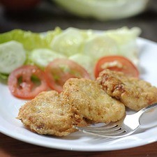 Para servir colocar las tortitas en el plato, decorar con hojas de lechuga rodajas de jitomate y pepino. S 15769 1475611213
