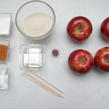 Ingredientes para receta 4 piezas de manzana roja 1/4 taza de miel de maíz 4 piezas de palos de madera colorante rojo vegetal al gusto 1 taza de azúcar blanca 1/3 taza de agua la necesaria Ingredientes para decorar 1/4 taza de chile en polvo listón rojo al gusto Nuevo 1/4 taza de azúcar blanca S 15770 1475611212