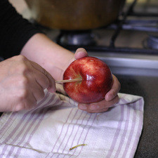 Lavar muy bien las manzanas y sacarlas. Remover el tallo e insertar en su lugar un palo de madera. S 15771 1475611213