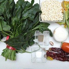 Ingredientes para receta 1 manojo de flor de calabaza 2 tazas de granos de elote 1 pieza de jitomate guaje 1 diente de ajo 1/2 pieza de cebolla blanca sal al gusto pimienta negra molida al gusto 3 piezas de chile guajillo 2 manojos de espinaca Help agua la necesaria al gusto
