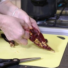Desvenar los chiles guajillo.