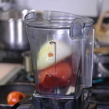 Colocar en el vaso de la licuadora las pieles de los chiles, jitomate, ajo, cebolla y un poco de agua donde se cocieron los chiles. Moler bien hasta obtener una mezcla homogénea.