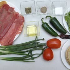 Ingredientes para receta 2 piezas de milanesa de res 2 piezas de milanesa de pollo 2 piezas de milanesa de puerco Help 5 piezas de cebollita de cambray 6 piezas de penca de nopal 2 piezas de chile jalapeño 2 cucharadas de aceite de oliva 1 pizca de orégano sal al gusto pimienta negra molida al gusto 12 piezas de tortilla de maíz Ingredientes para salsa 1 pieza de chile morita 2 piezas de jitomate guaje sal al gusto