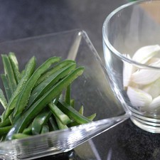 Cortar las cebollitas cambray en cuatro partes descartando el rabo, los nopales, chiles jalapeño. Cortar las milanesas en tiras delgadas y reservar.