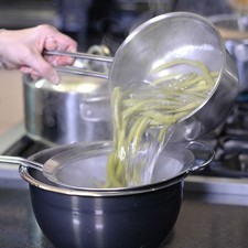 Poner a hervir los nopales con un poco de agua en una olla honda durante 5 minutos. Escurrir y reservar.