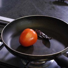 Para preparar la salsa asar los jitomates y el chile morita sobre el comal hasta que estén asados pero no quemados.