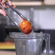 Colocar los jitomates,chile y un poquito de sal en el vaso de la licuadora y moler hasta obtener una mezcla homogénea.