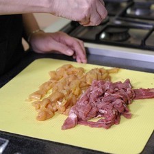 Salpimentar las fajitas de res, pollo y puerco por todas partes.