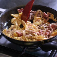 Calentar el aceite en el sartén y cuando esté caliente sofreír la carne durante 5 minutos a hasta que se reduzca el líquido.
