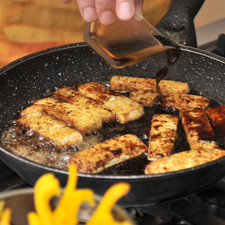Agregar la salsa de soya para que agarre un color cafecito y mezclar para que todo el tofu se impregne de sabor. Reservar en un plato.