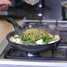 Añadir nopales cocidos, pizca de orégano, revolver bien y continuar cociendo durante unos minutos más. Rectificar sazón.