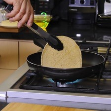 Para servir los tacos calentar las tortillas sobre el comal.