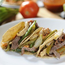 Agregar un poco de la mezcla de carne y bañar con salsa. Servir calientes.