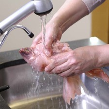 Enjuagar la pata con suficiente agua y retirarle la grasa blanca visible si la tuviera.
