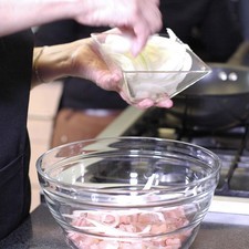 Colocar la pata picada en un tazón, agregar la cebolla en rodajas,.