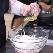 Añadir vinagre, aceite, orégano, tomillo, pimienta y sal al gusto. Dejar marinar durante 15 minutos en refrigeración.