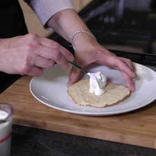 Para preparar las tostadas untar un poco de crema.