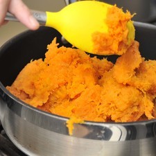 Colocar el puré en una sartén honda.