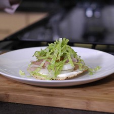 Agregar lechuga, queso y salsa al gusto.