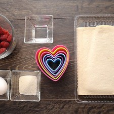 Ingredientes para receta 250 gramos de masa de hojaldre 1/2 taza de frambuesas 1 pieza de huevo 2 cucharadas de azúcar blanca 1 cucharada de agua