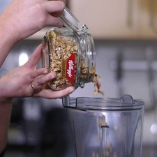 Colocar la granola en el vaso de la licuadora y moler hasta obtener un polvo fino.