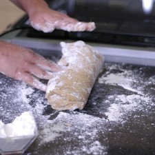 Volver a moler hasta obtener una pasta, colocar la pasta sobre la mesa enharinada y amasar hasta que la masa no se pegue en la mesa ni en las manos.