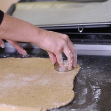 Estirar la masa de un espesor de 7 milímetros de grosor, y cortar con el cortador de galletas de la figura que más te guste en pares hasta obtener 32 galletas.