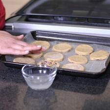 Colocar las galletas en una charola cubierta con papel encerado, dejando un espacio entre cada galleta. Volver a refrigerar durante 15 minutos más.