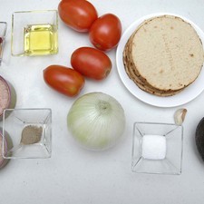 Ingredientes para receta 2 latas de atún en aceite 2 cucharadas de aceite de oliva 1 pieza de cebolla blanca 1 pieza de zanahoria 1 diente de ajo 2 piezas de chile chipotle adobado 4 piezas de jitomate guaje sal al gusto pimienta negra molida al gusto Ingredientes para acompañar tostadas de maíz al gusto 1 pieza de aguacate