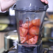 Colocar los jitomates cortados en cuartos en la licuadora junto con los chiles chipotles y el diente de ajo. Moler bien hasta obtener una mezcla homogénea y reservar.