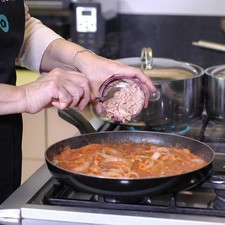 Añadir el atún previamente escurrido, revolver bien y dejar que se consuma un poco el líquido.
