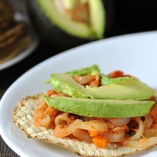 Servir en tostadas acompañadas de rebanadas de aguacate.