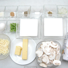 Ingredientes para pasta 250 gramos de harina de trigo san antonio tres estrellas Nuevo 2 pizcas de sal 125 gramos de mantequilla 1 pieza de huevo harina de trigo san antonio tres estrerllas al gusto Nuevo 50 mililitros de agua 2 pizcas de azúcar blanca Ingredientes para crema 6 cucharadas de harina de trigo san antonio tres estrellas Nuevo 3 cucharadas de mantequilla 2 cucharadas de apio picado 1 taza de crema de leche de vaca 1 taza de leche de vaca sal al gusto pimienta blanca molida al gusto nuez moscada al gusto clavo molido al gusto 2 tazas de champiñones rebanados 1/2 taza de queso manchego rallado 1 pieza de huevo 2 cucharadas de cebolla blanca picada