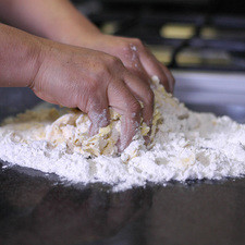 Hacer un volcán con la Harina de Trigo San Antonio®, la sal, el azúcar y la mantequilla en cuadritos y mezcla hasta que quede homogéneo, es decir, frotar los ingredientes entre los dedos suavemente hasta que haya granulitos muy pequeños.