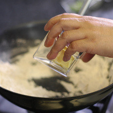 Para preparar la crema, dorar en una olla en seco la Harina de Trigo San Antonio® añadir la mantequilla hasta que se funda.