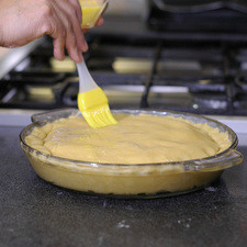 Tapar con la otra mitad de la pasta, corta el sobrante, volver a barnizar y dejar reposar 20 minutos. Hornear en horno previamente calentado a 350°F(180º C) durante 30 minutos o hasta que se dore. Retirar, deja enfriar y desmoldar con cuidado.