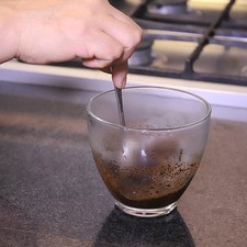 Disolver el café en el agua caliente y dejar enfriar.