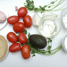 Ingredientes para receta 1/2 pieza de pechuga de pollo 8 piezas de jitomate guaje 12 piezas de tortilla de maíz 1 diente de ajo 2 ramas de cilantro fresco aceite vegetal comestible al gusto sal al gusto 1/4 pieza de cebolla blanca Ingredientes para acompañar 1/2 taza de crema de leche de vaca 1/2 taza de queso fresco rallado 1 pieza de aguacate 4 ramas de cilantro fresco 1/4 pieza de cebolla blanca