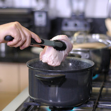 Poner a hervir la pechuga de pollo en una olla onda con un poco de sal, dejar hervir durante 25 minutos o hasta que esté cocida.